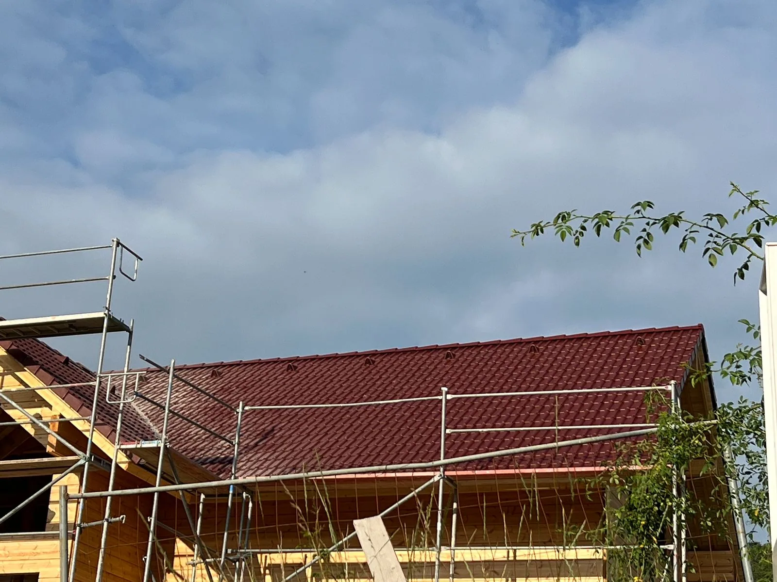 Detail betonových tašek s precizním klempířským oplechováním