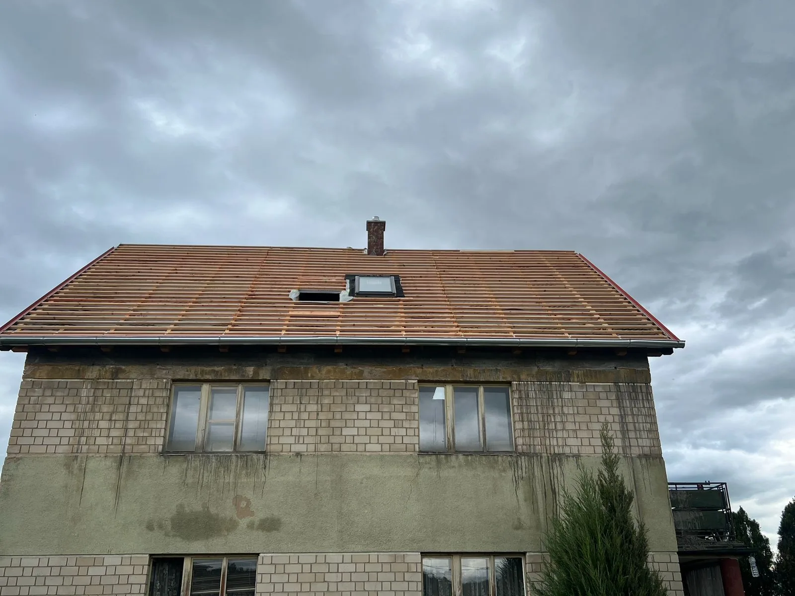Detail asfaltových šindelů na šikmé střeše — Roudnice nad Labem