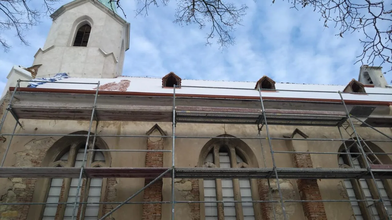 Rekonstrukce střechy kostela — pálené tašky, bobrovky, klempířské detaily