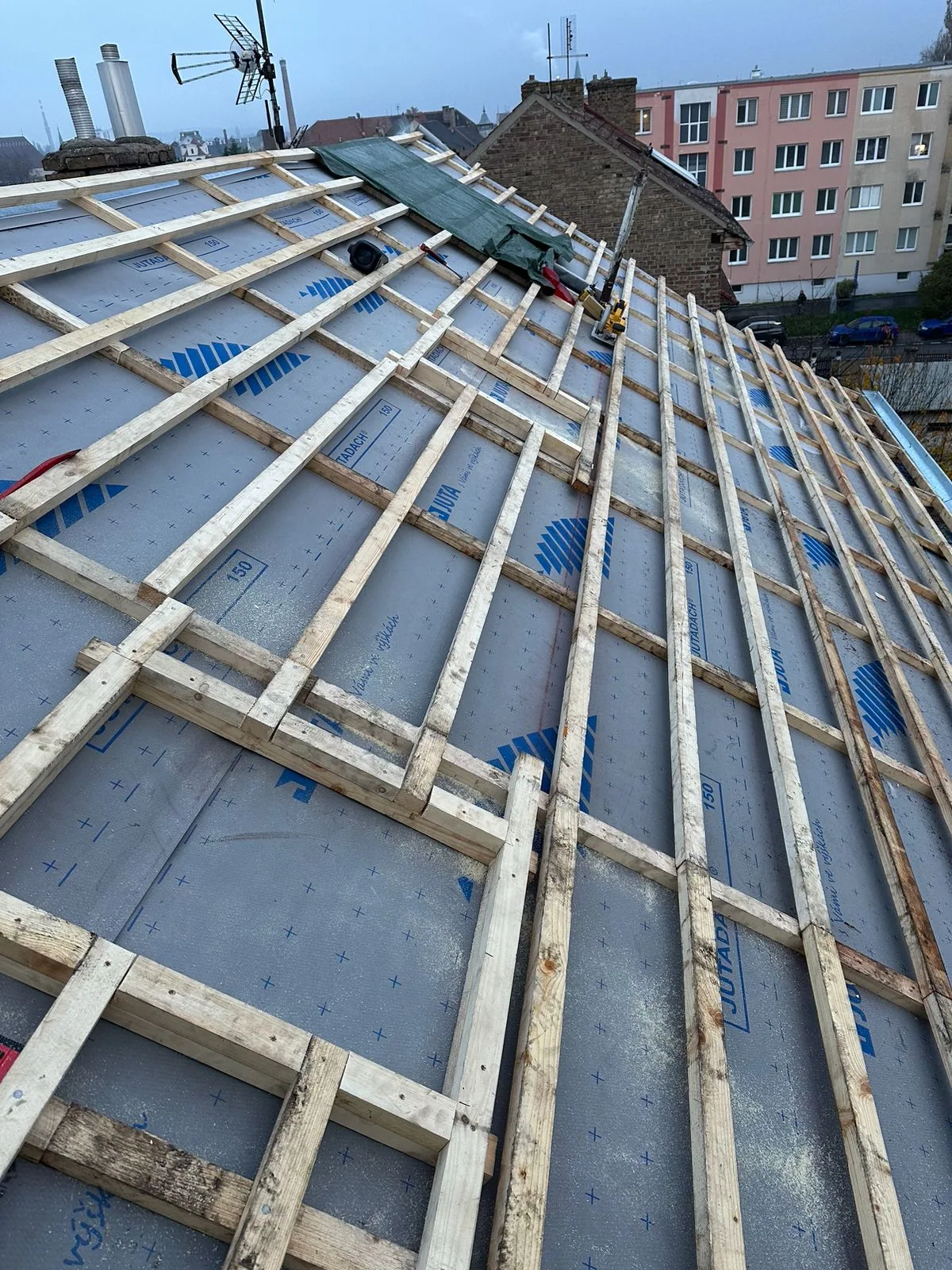 Detail vikýře s nárožními pálenými taškami — bytový dům Litoměřice