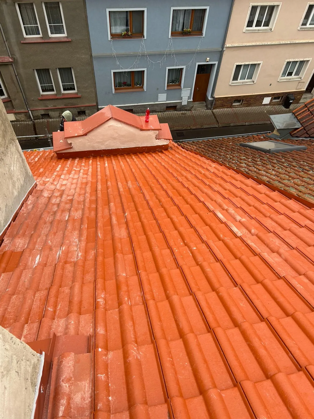 Instalace střešního okna Roto pokrývačem v Litoměřicích