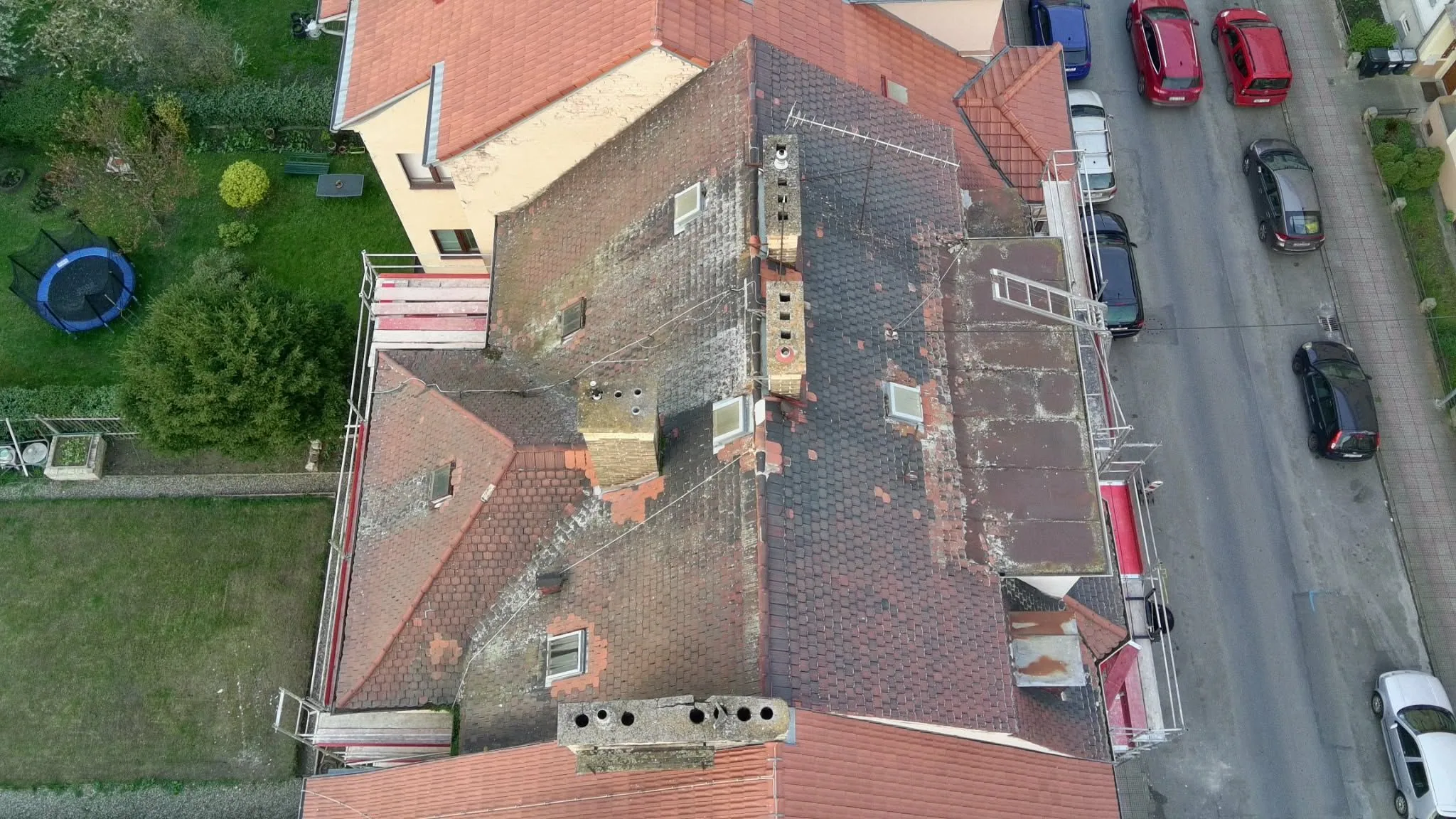 Pokrývačské práce v ulici Tolstého, Litoměřice — pokládka pálených tašek