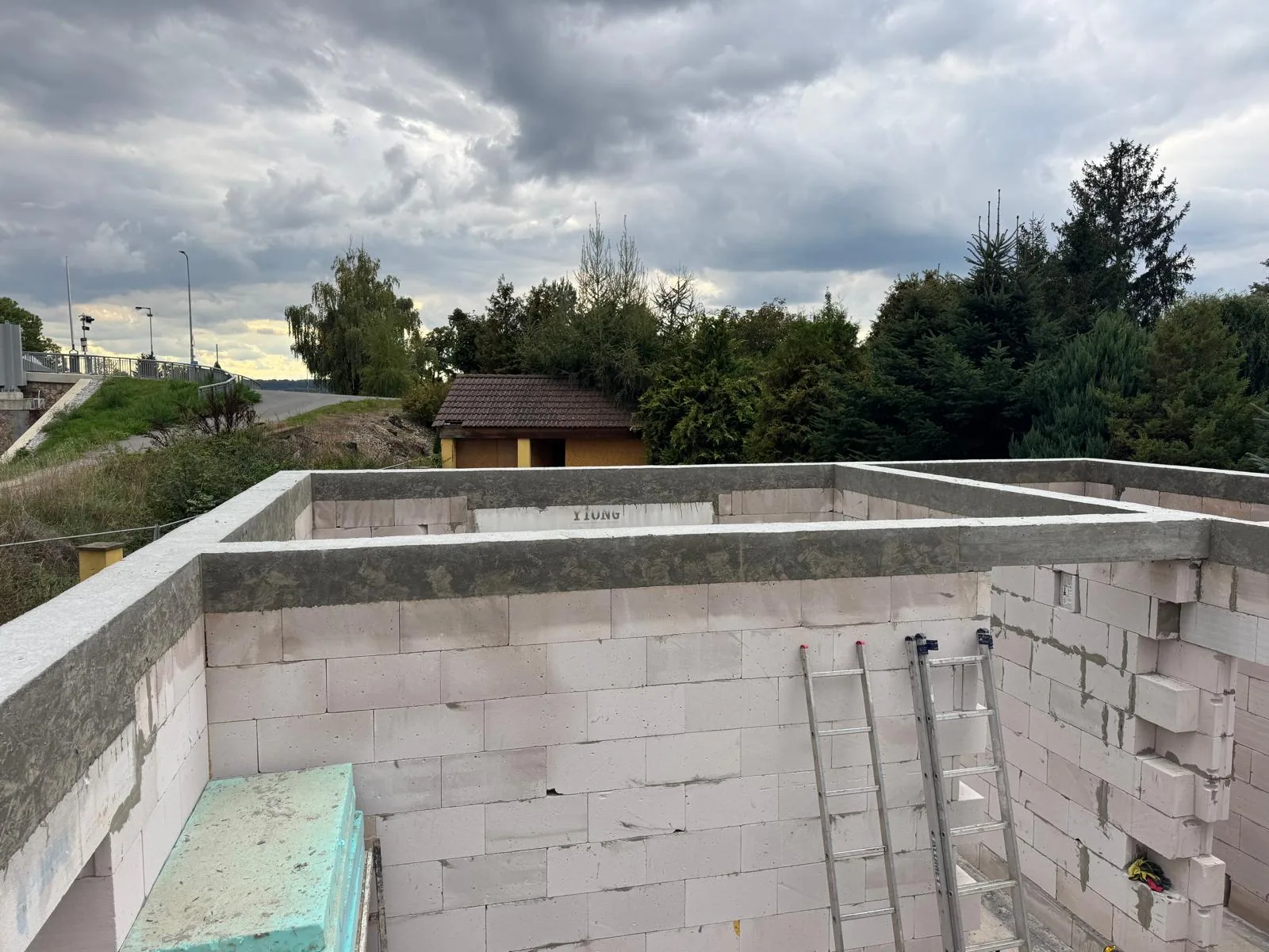 Hotový železobetonový věnec po obvodu novostavby — pohled shora, Vraňany u Mělníka