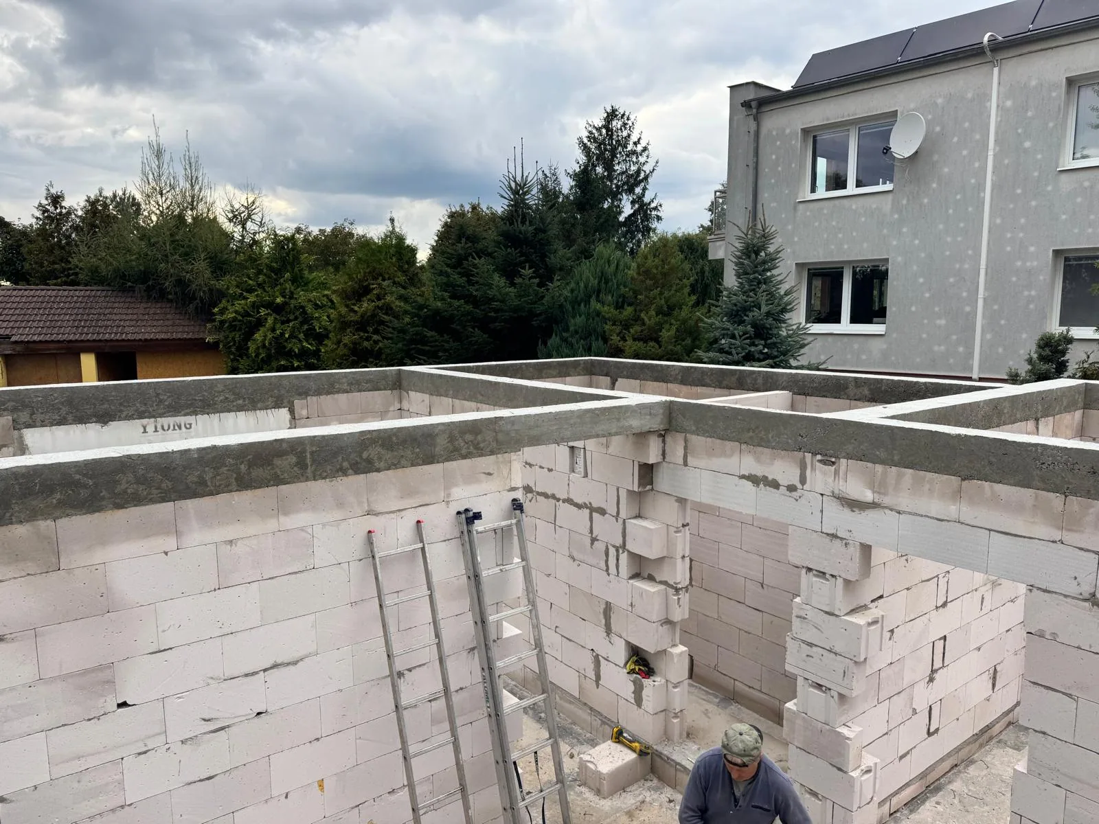 Železobetonový věnec nad zdivem Ytong — detail rohu, novostavba Vraňany u Mělníka